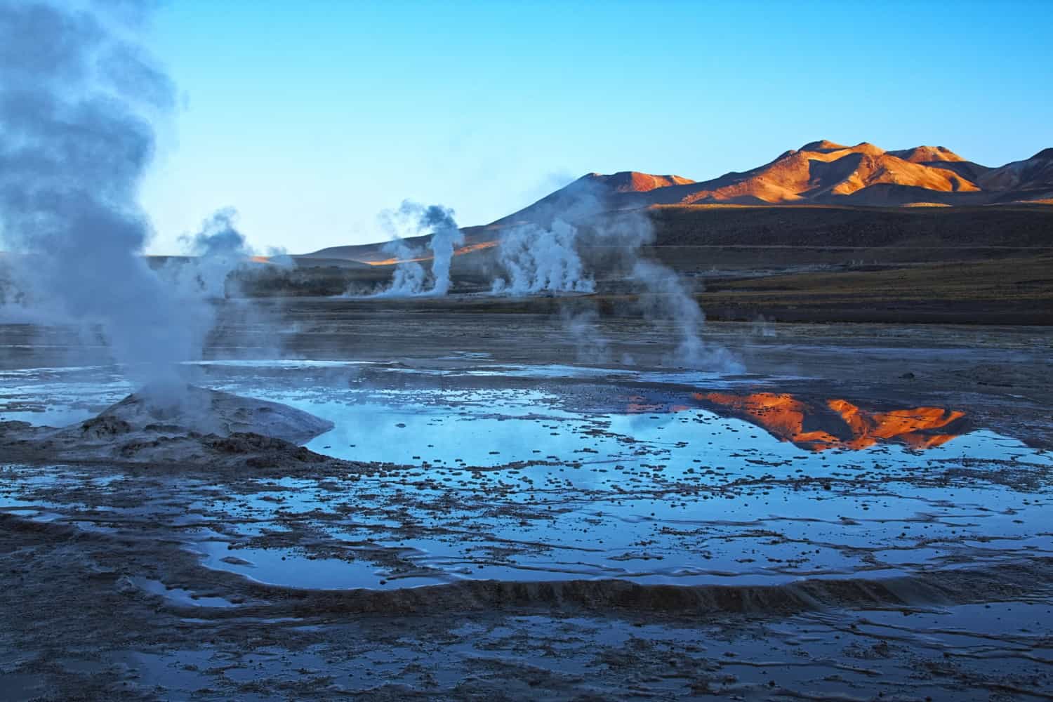 Paisaje geotérmico con fumarolas y géiseres