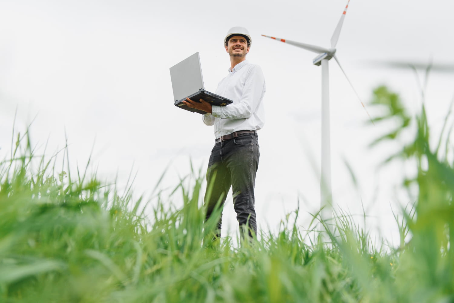 Planta de energía renovable basada en biomasa en funcionamiento junto a agricultores trabajando en los campos