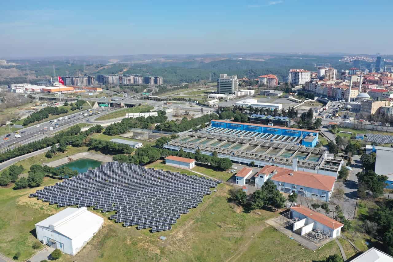 Paneles solares generando energía limpia en una ciudad sostenible